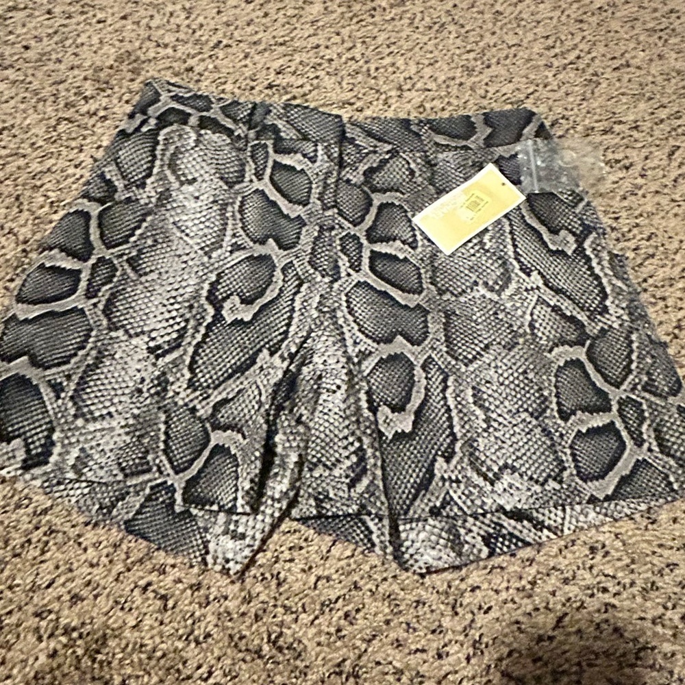 $14 w❤️ Michael Kors women’s python print shorts NWT $69 size 2  5” inseam